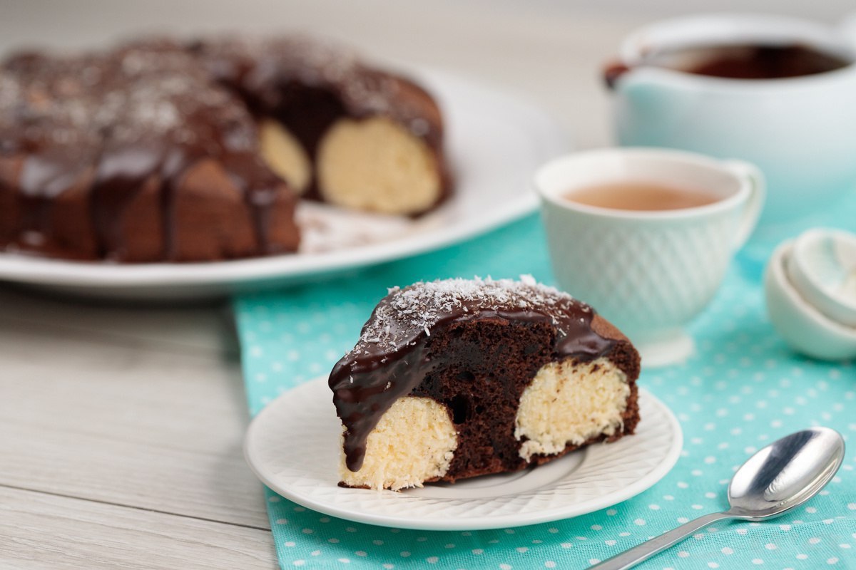 Творожные шоколадные шарики. Шоколадный пирог с творожными шариками. Шоколадно-кокосовый пирог. Торт с творожными шариками. Кокосовые пирожные с шоколадом.