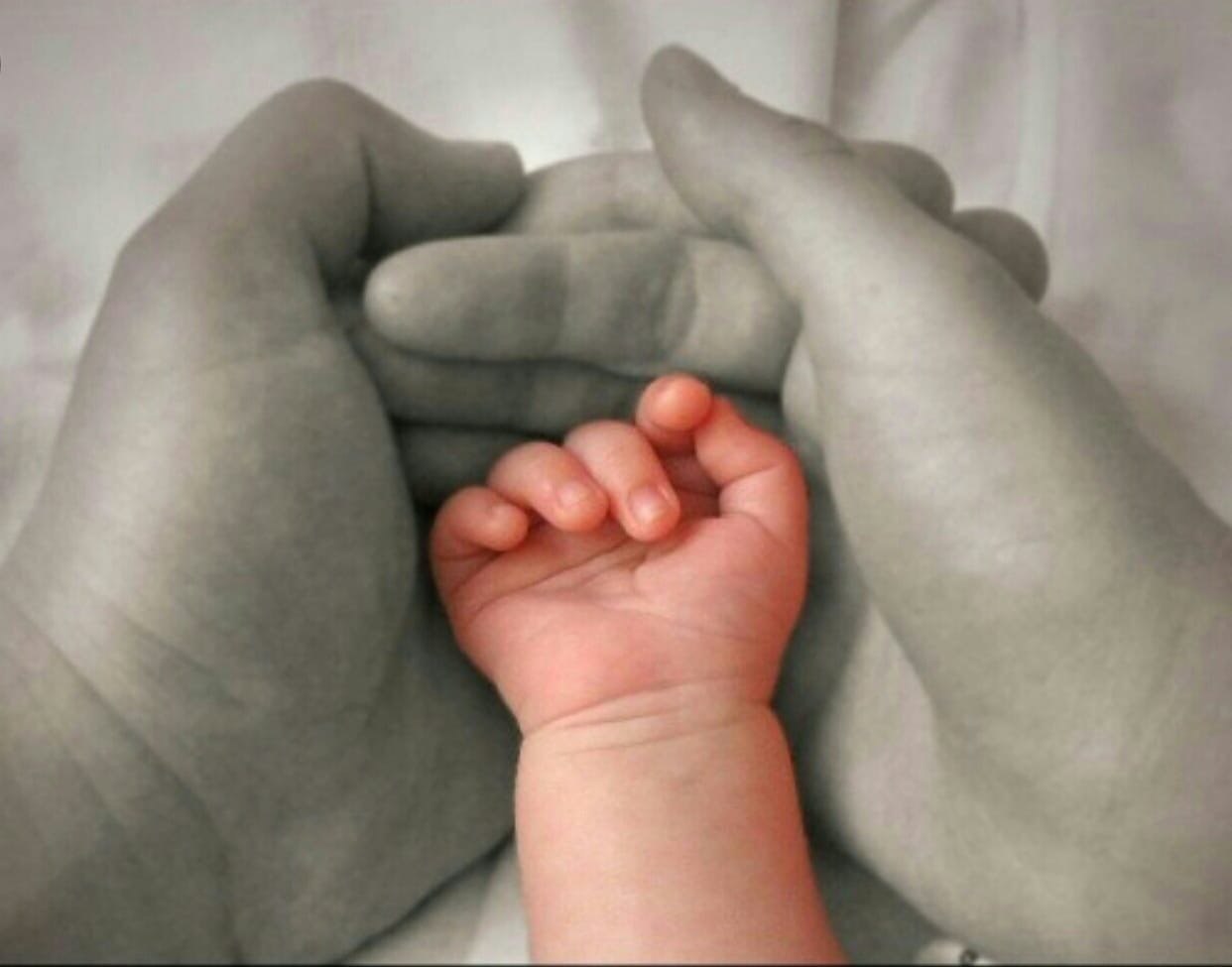 Рука малыша в руке мамы