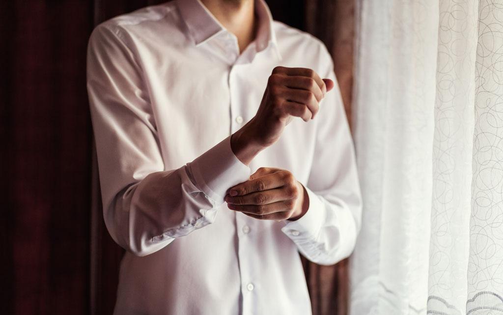 Человек в белой рубашке