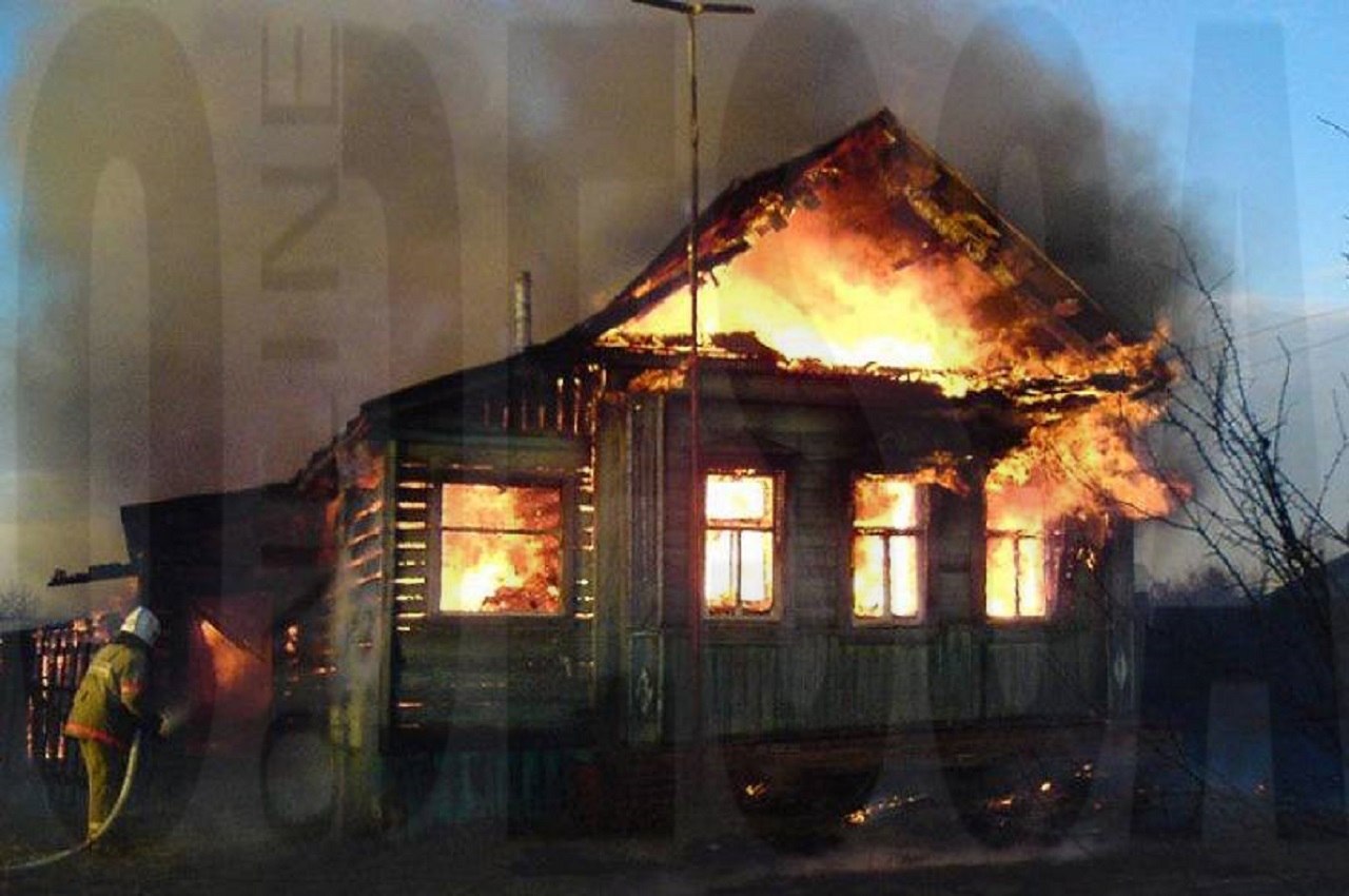 Горят два дома. Сгорел дом в деревне Косяково Ивановской области. Горящий дом. Дом горит. Горящие дома.