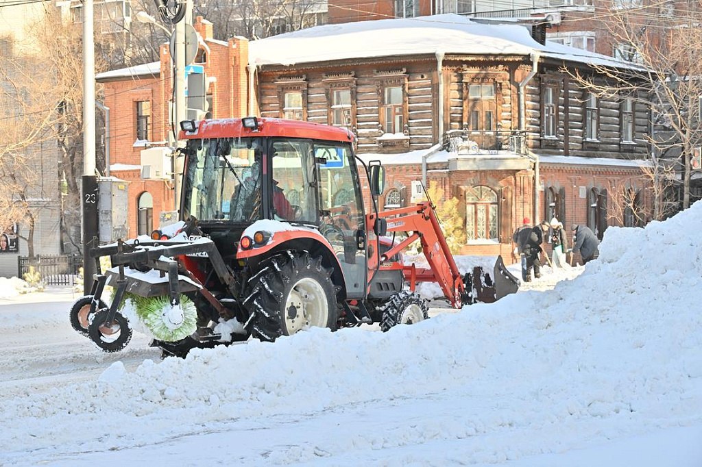 Кравчук поручил вывезти снег с улиц Хабаровска