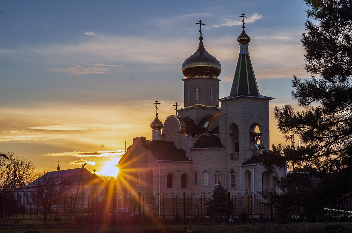 Родина Церковь фото черно белое