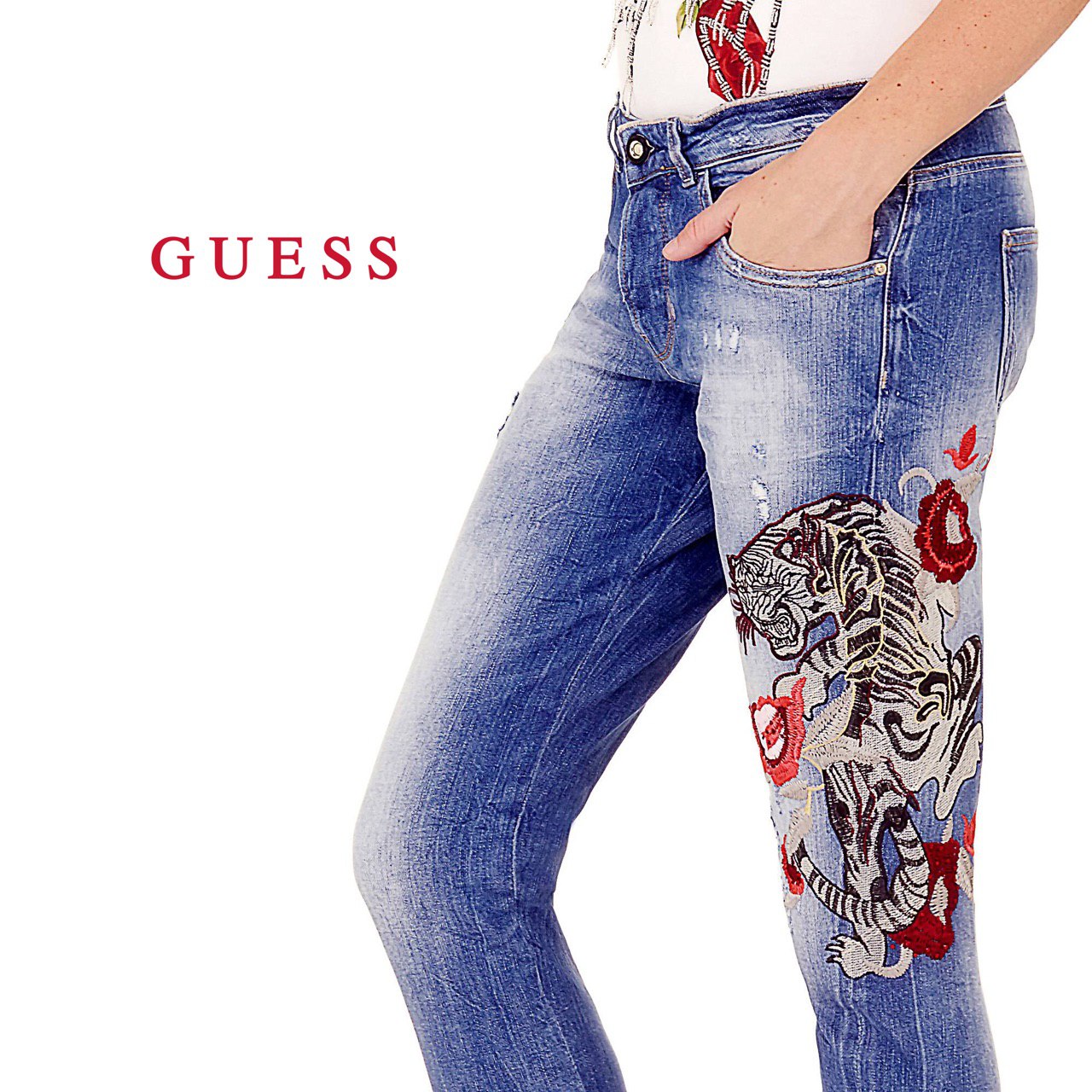 Джинсы guess. Джинсы guess вышивка. Джинсы Гесс с вышивкой. True Religion джинсы с вышивкой. Джинсы Гесс с принтом.