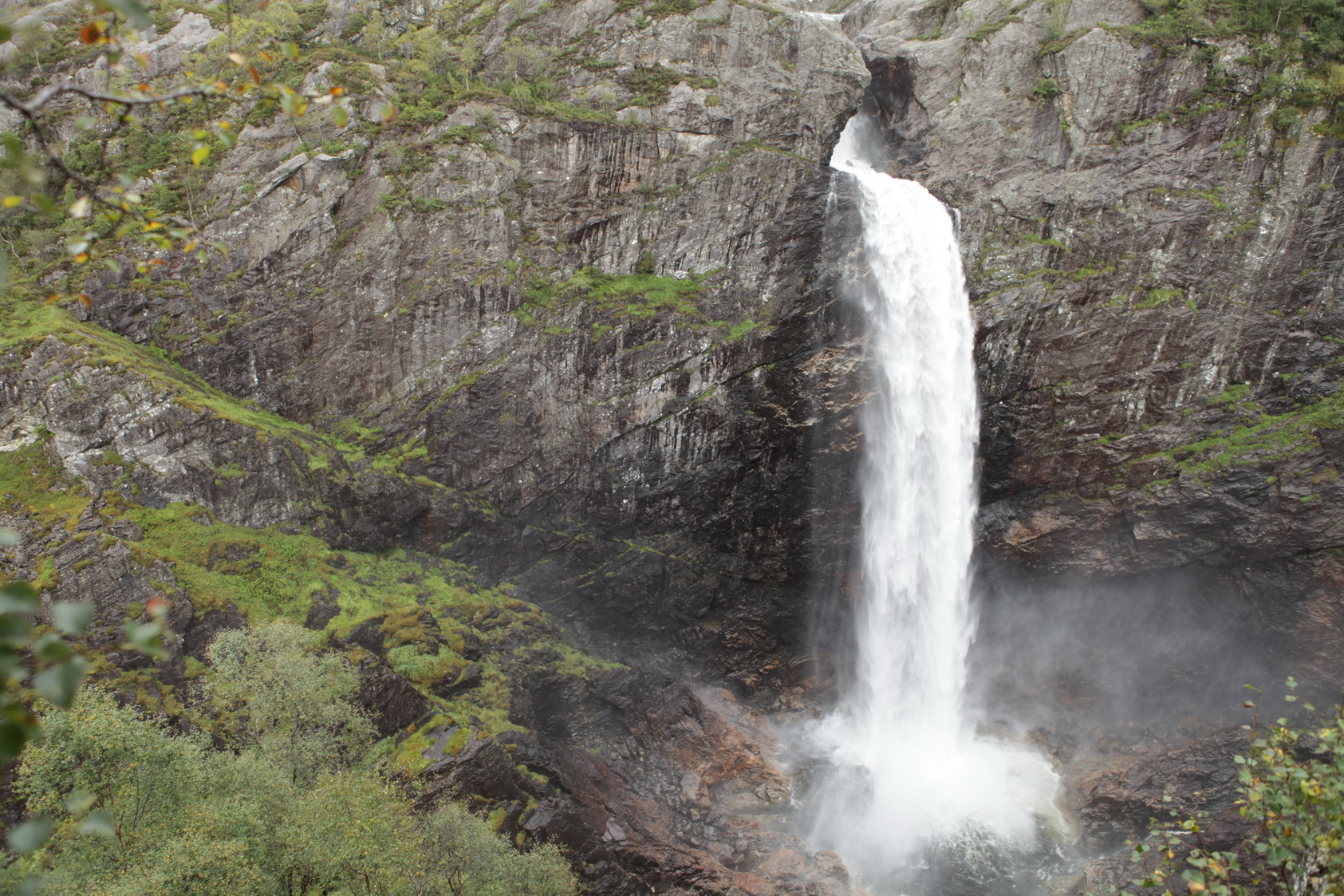 Кремасто неро водопад. Водопад Несталфоссен. Блоковый водопад. Гургенианский водопад. Водопад Ачелман.