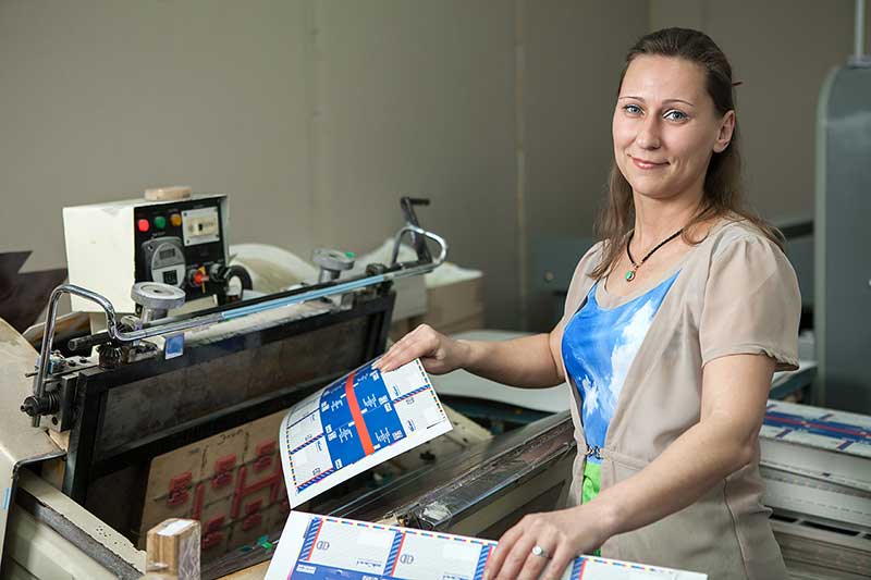 Print manager. Марианна Гришина. Типография девушка. Менеджер типографии. ОТК В типографии.