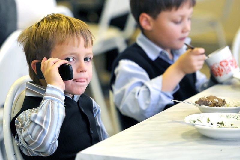 Хабаровским школьникам запретят мобильники