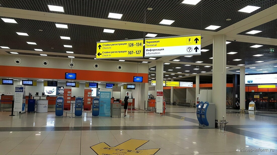 Прилет аэропорт шереметьево б. Зал прилета Шереметьево терминал с. Зал вылета терминал д Шереметьево. Шереметьево терминал в. Шереметьево терминал б.