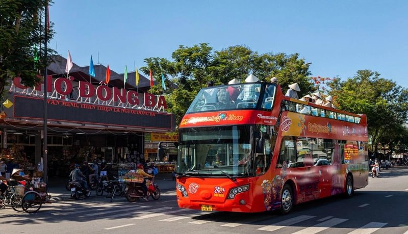 Двухэтажный туристический автобус отправляется в путь по бывшей столице Хюэ