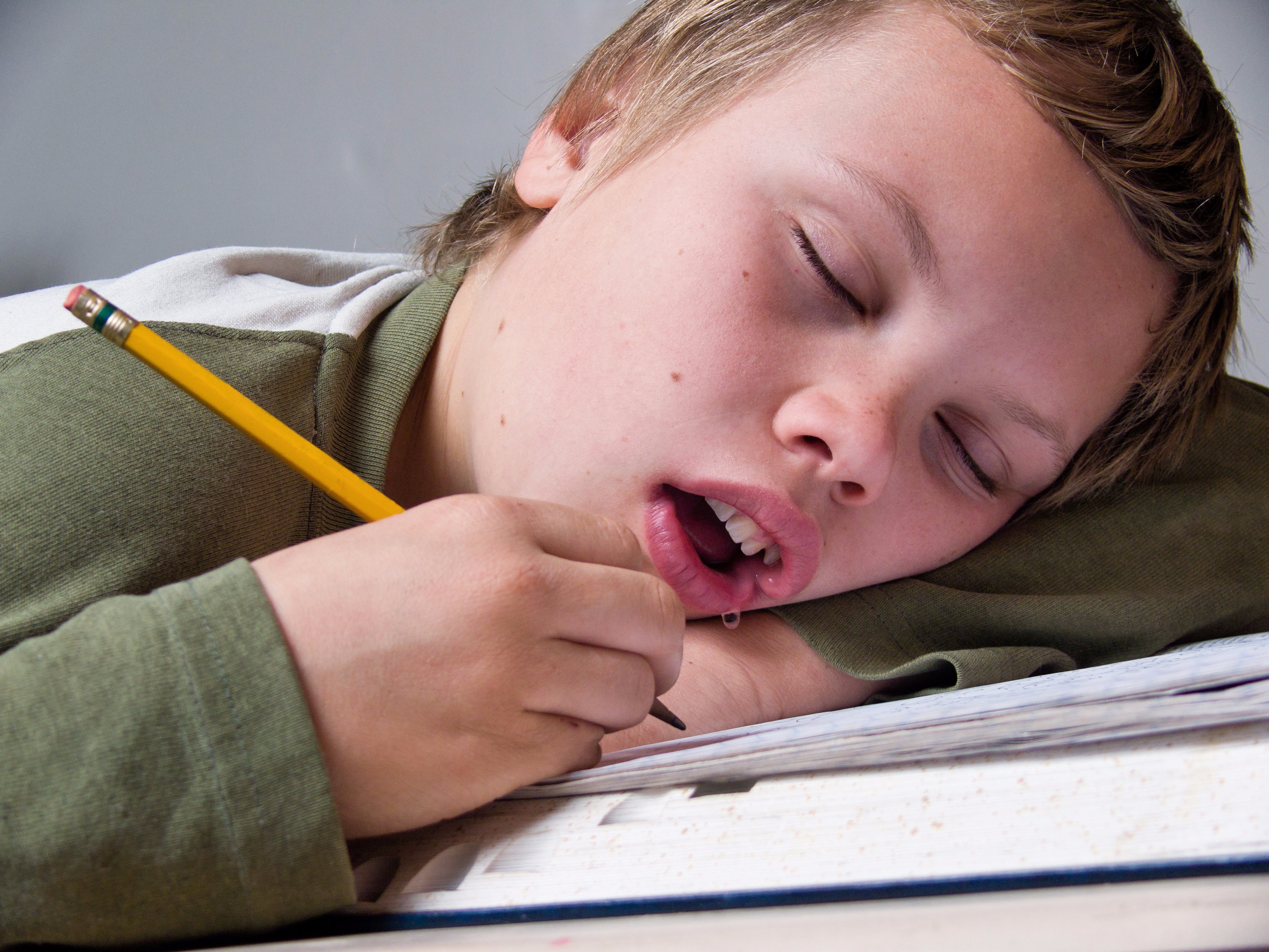 Часто давлюсь слюной. Спящие дети с открытым ртом. Спящий мальчик с открытым ртом. Слюнявый ребенок.