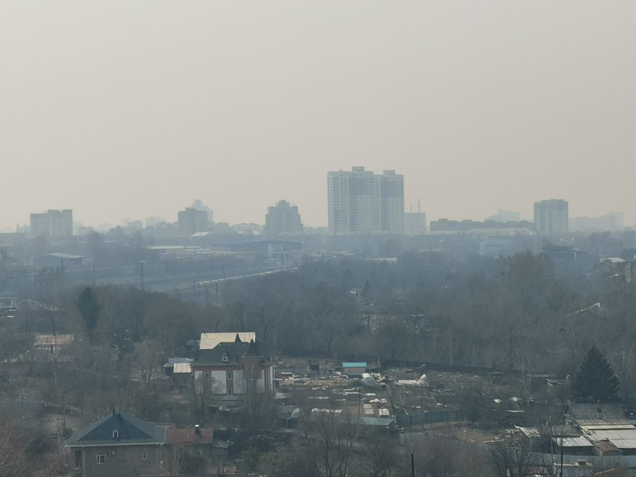 Хабаровск затянуло дымом от пожаров в ЕАО и Китае