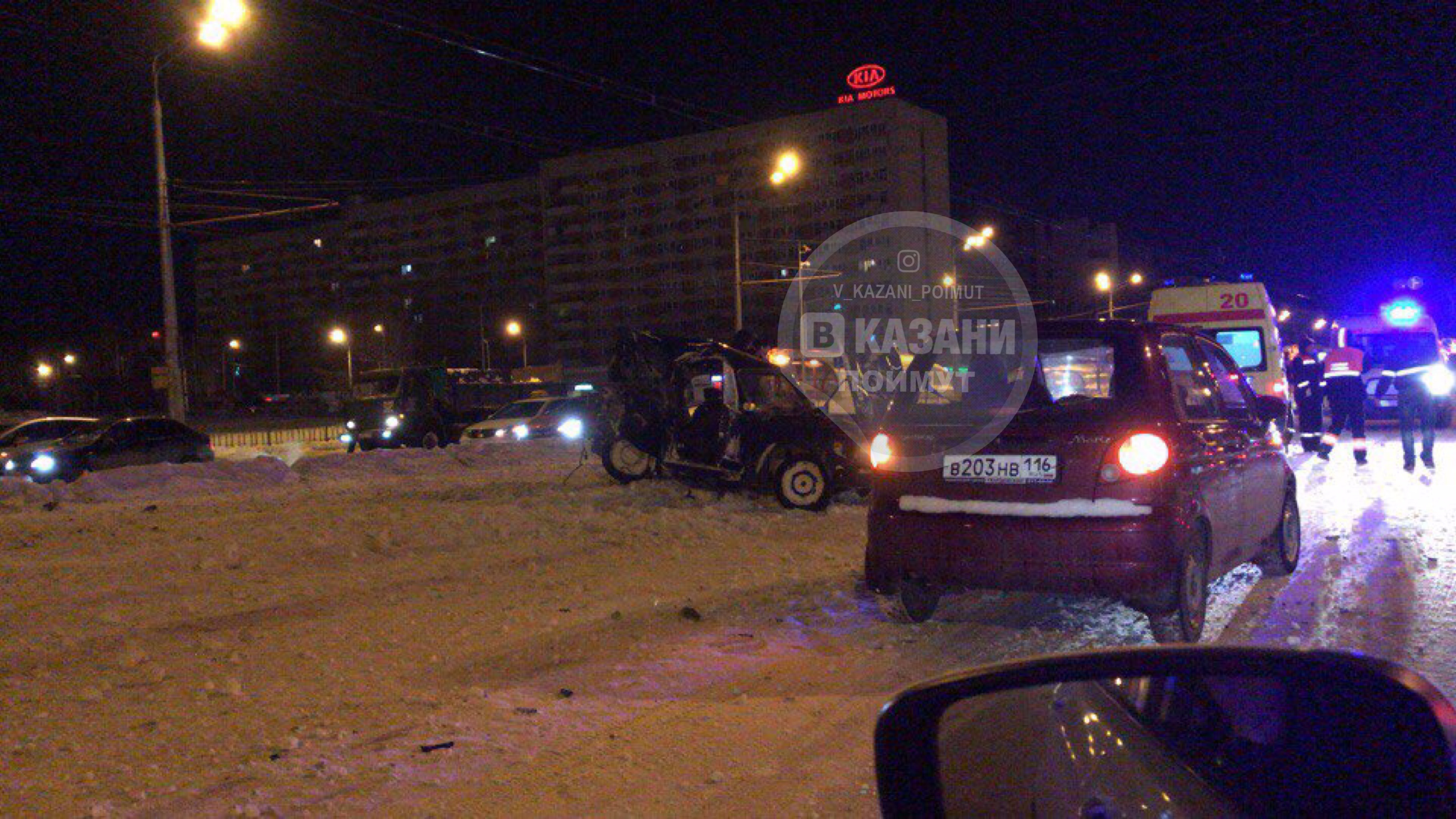 Что случилось в казани сегодня новости. ДТП В Казани ночью зима. Авария в Казани на Ямашева вчера.