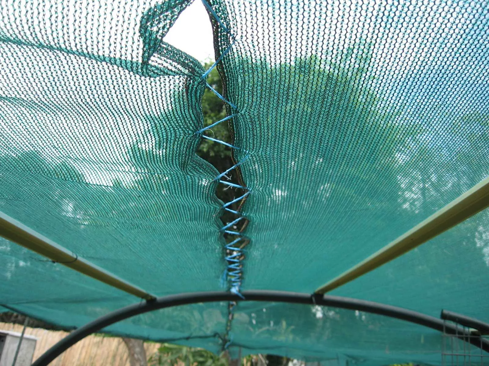 Беседка из затеняющей сетки своими руками