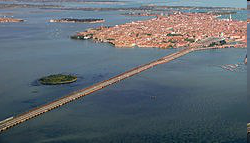 Entramos en Venecia, por el Puente de la Libertad. 👆👇