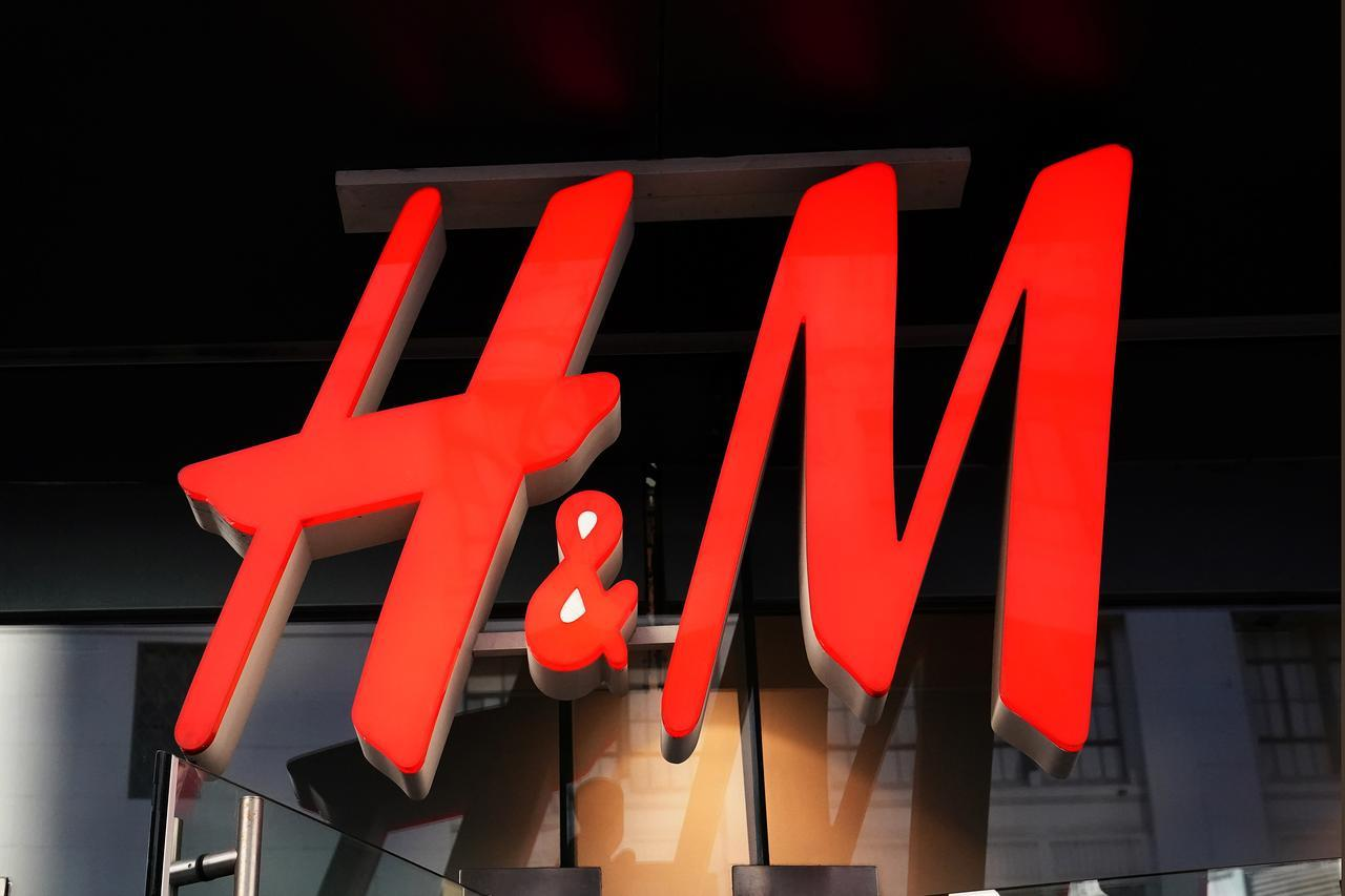 H m r. Интернет магазин h. H&M. H M В Америке. Цвета магазина h m.