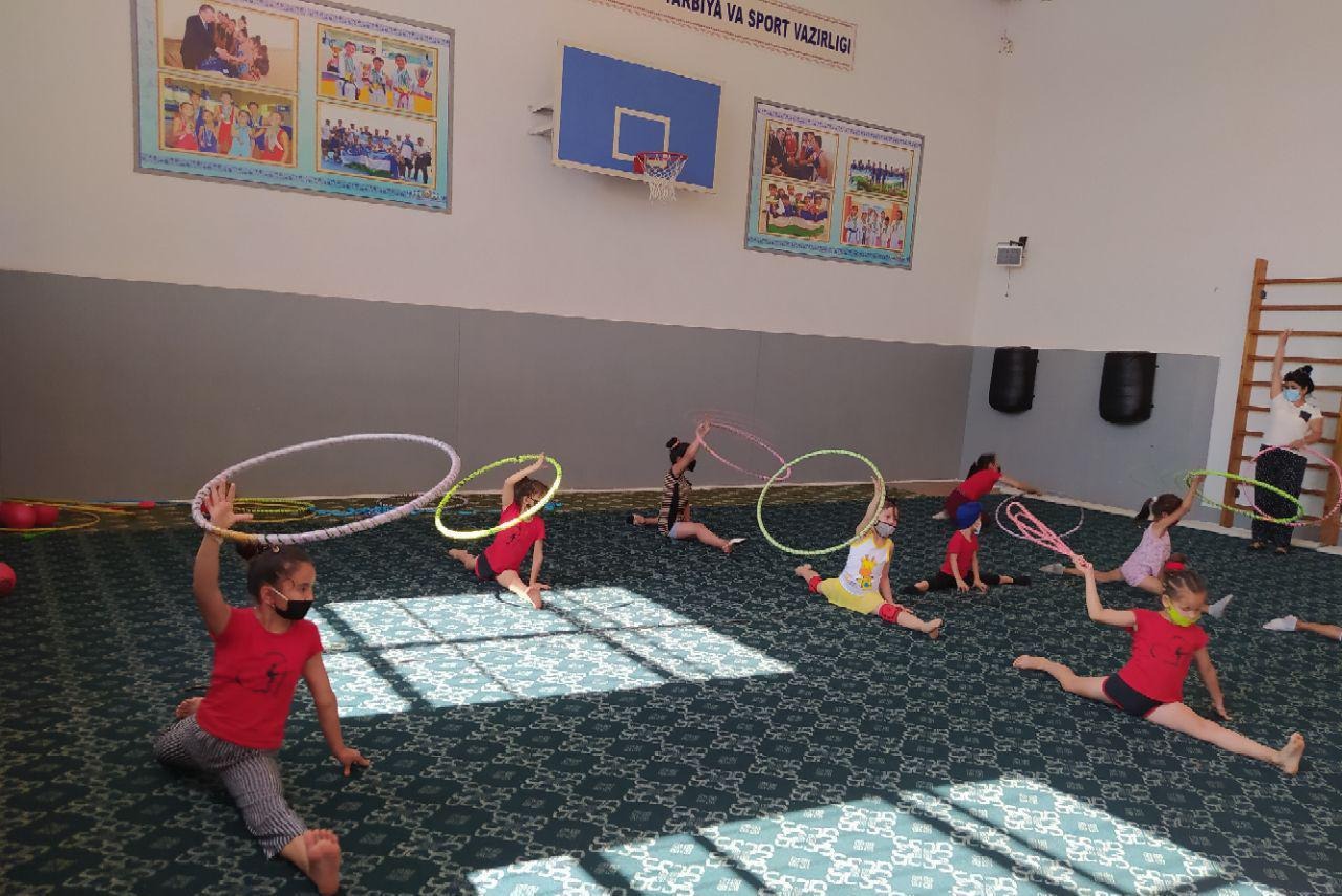 В спортивной школе занимаются 98 девочек