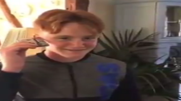 Jóvenes actuando antes un walkman