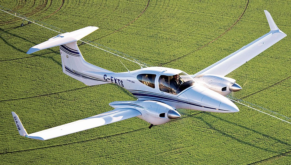 Da 42. Diamond da42. Даймонд да-42т. Даймонд да 42. Самолет Diamond da-42.