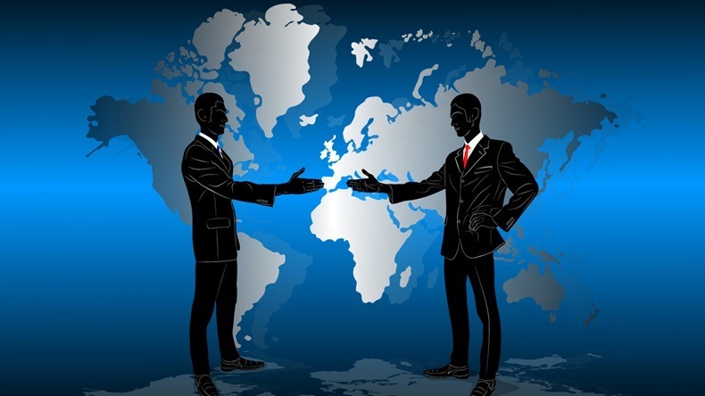 бизнесмен пожимает руку роботу на фоне карты Китая