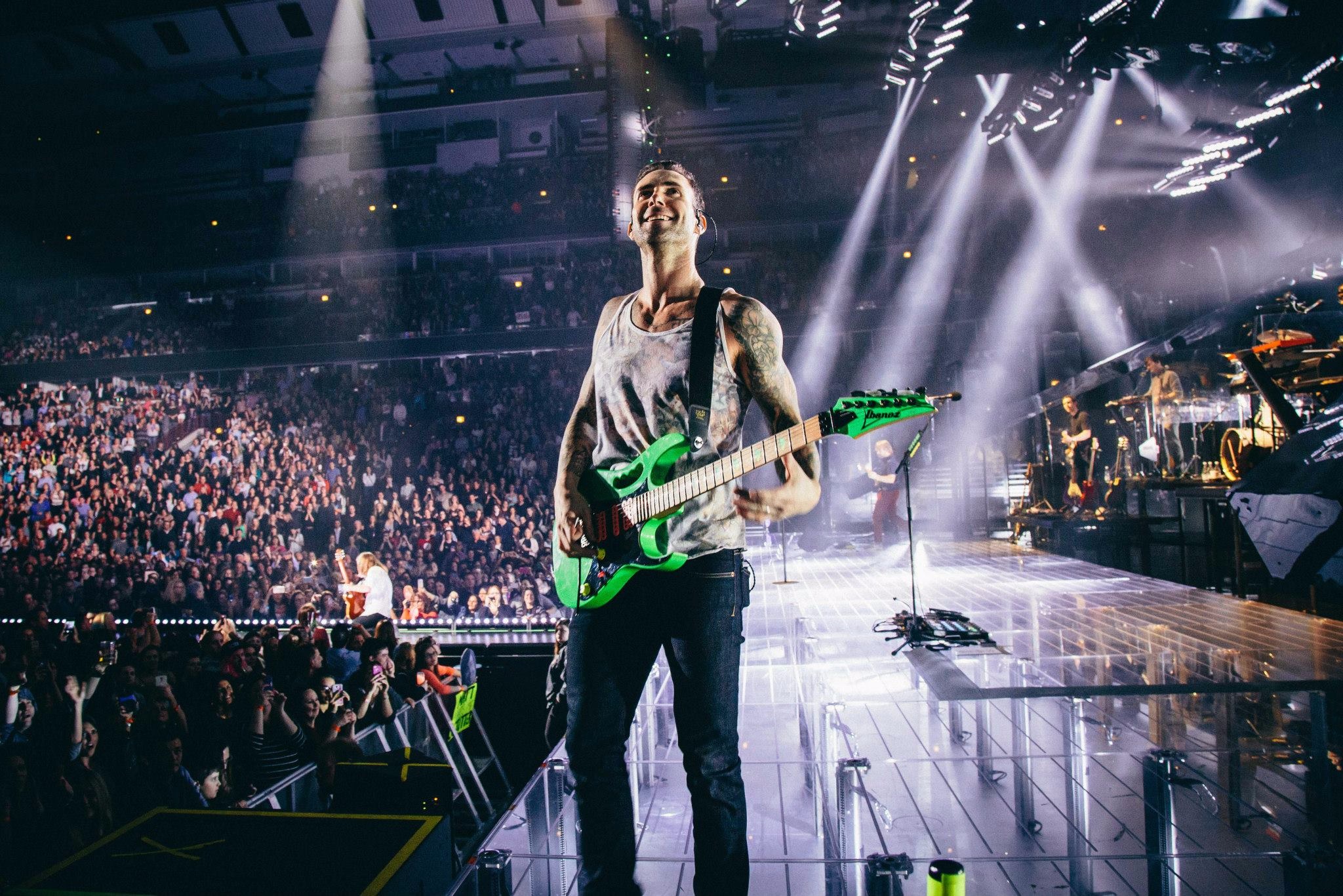 World tour. Группа Maroon 5 на концерте. Maroon 5 