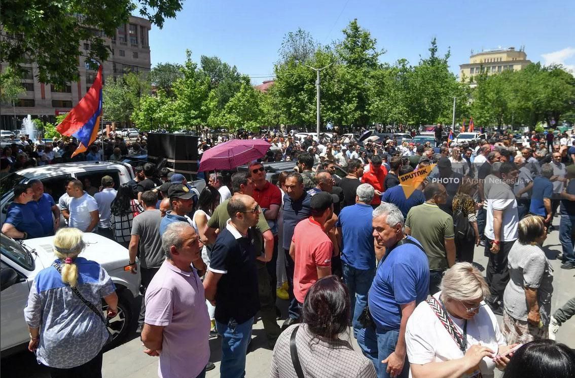 Ереван акции. Протесты в Армении. Акции протеста. Оппозиция Армении проводит акцию протеста в Ереване. Фото 1 мая 2022 года в Ереване.