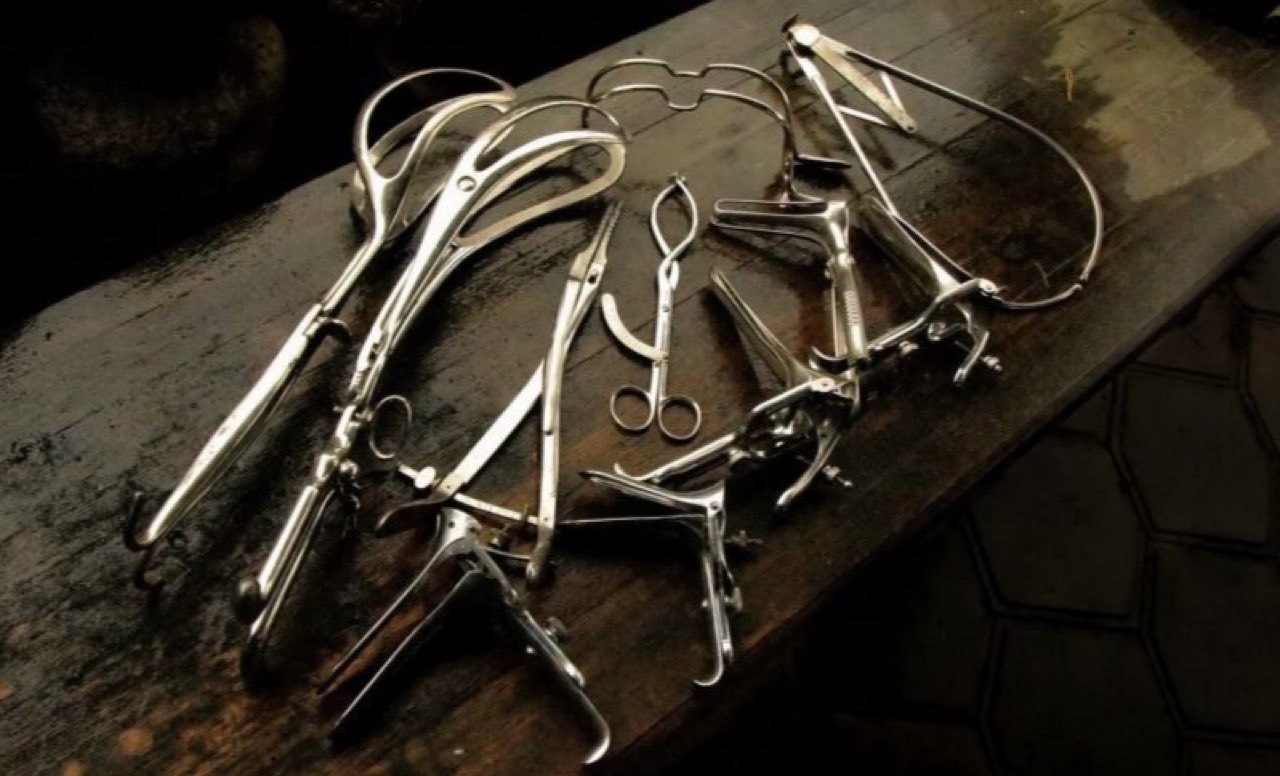 Пытка зажимы. Страшные медицинские инструменты. Старинные медицинские инструменты. Набор инструментов для пыток.