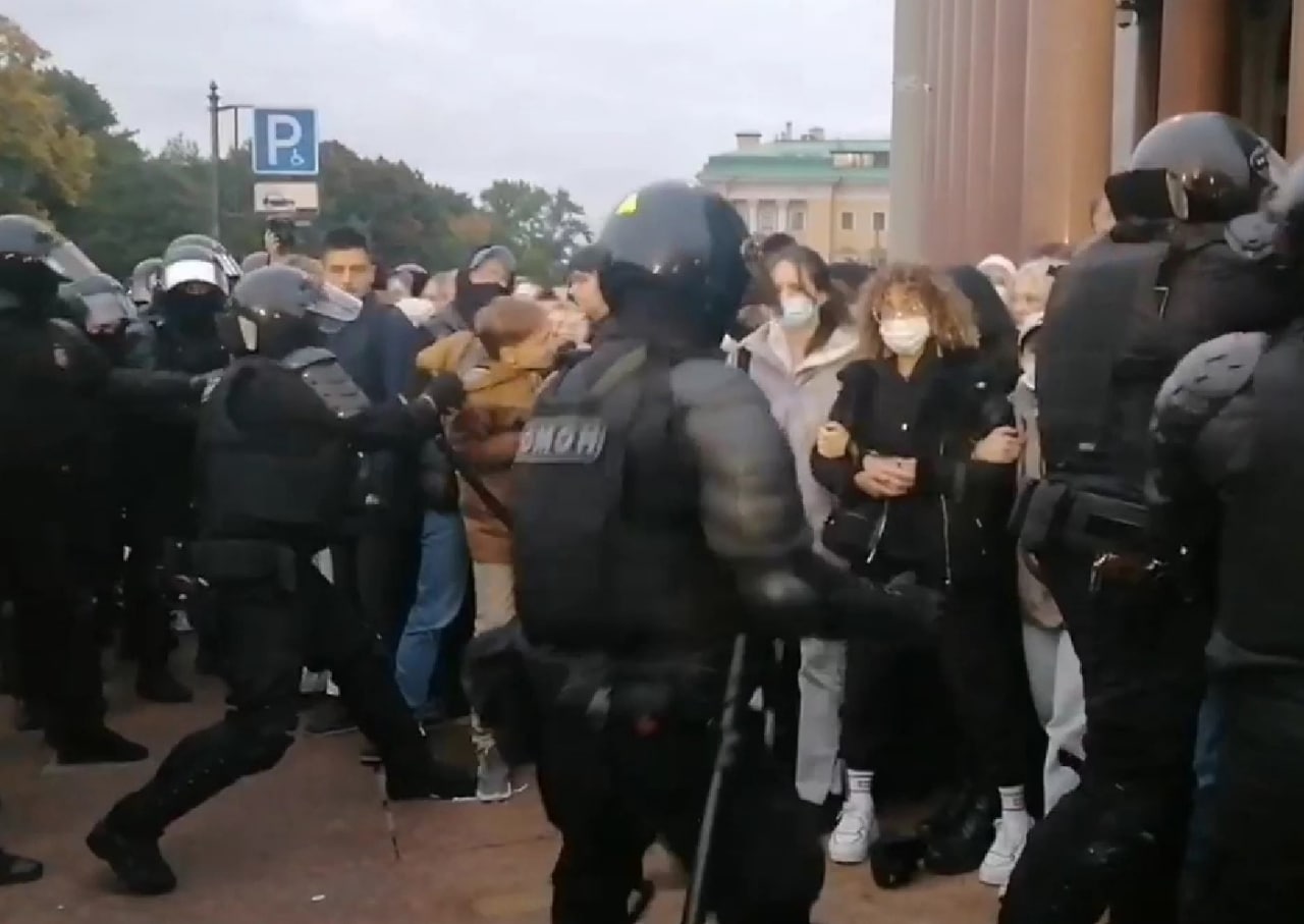 Питер против мобилизации. Митинги против мобилизации. Задержание протестующих. Протесты в Петербурге. Криминальная полиция.