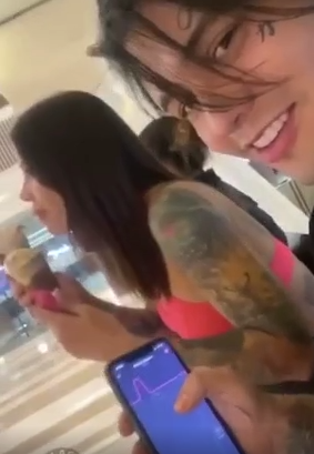 Incordiando a su novia en el centro comercial