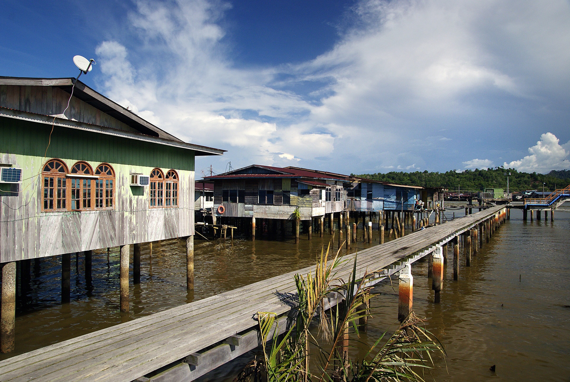 Water villages. Кампонг-Айер. Деревня Кампонг-Айер Бруней. Мае Кампонг. Дождь в Брунее.