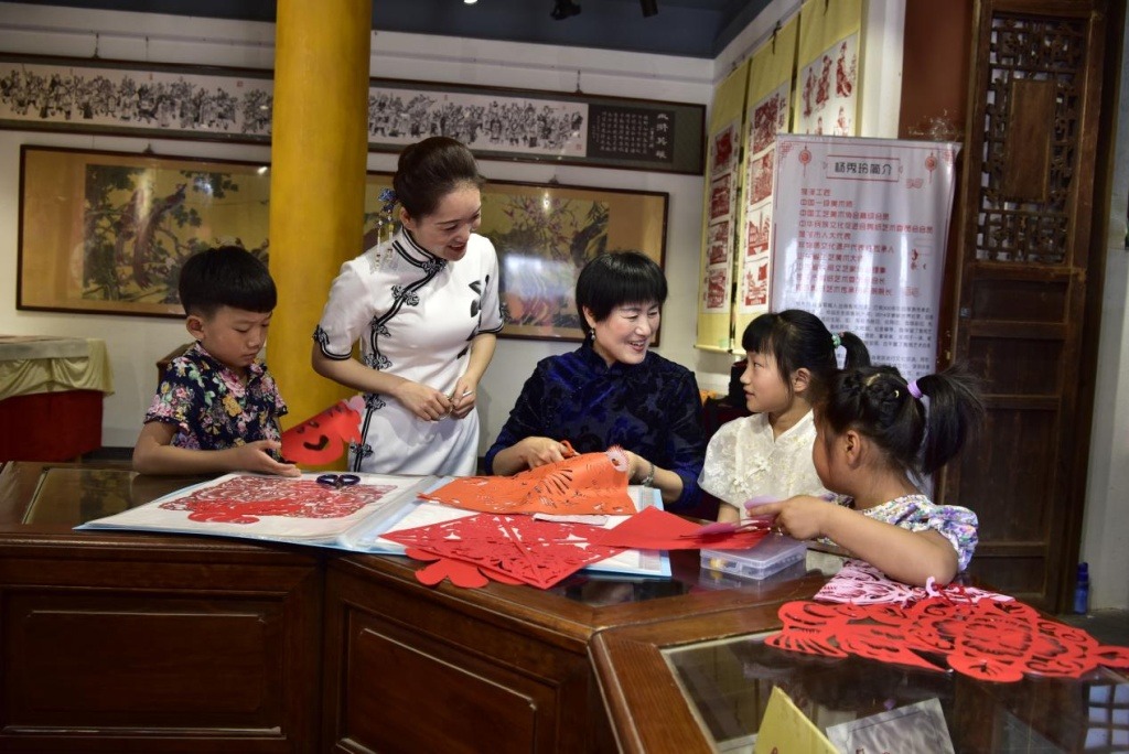фото: Юньчэн, Шаньдун: классы вырезания из бумаги проводят в школе, через культурное наследие для воспитания детского характера