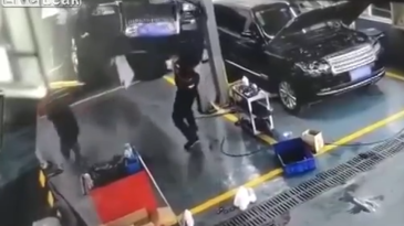 Un coche cae del elevador encima de dos empleados
