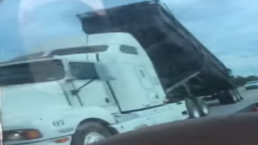 Un camionero con la cubeta levantada