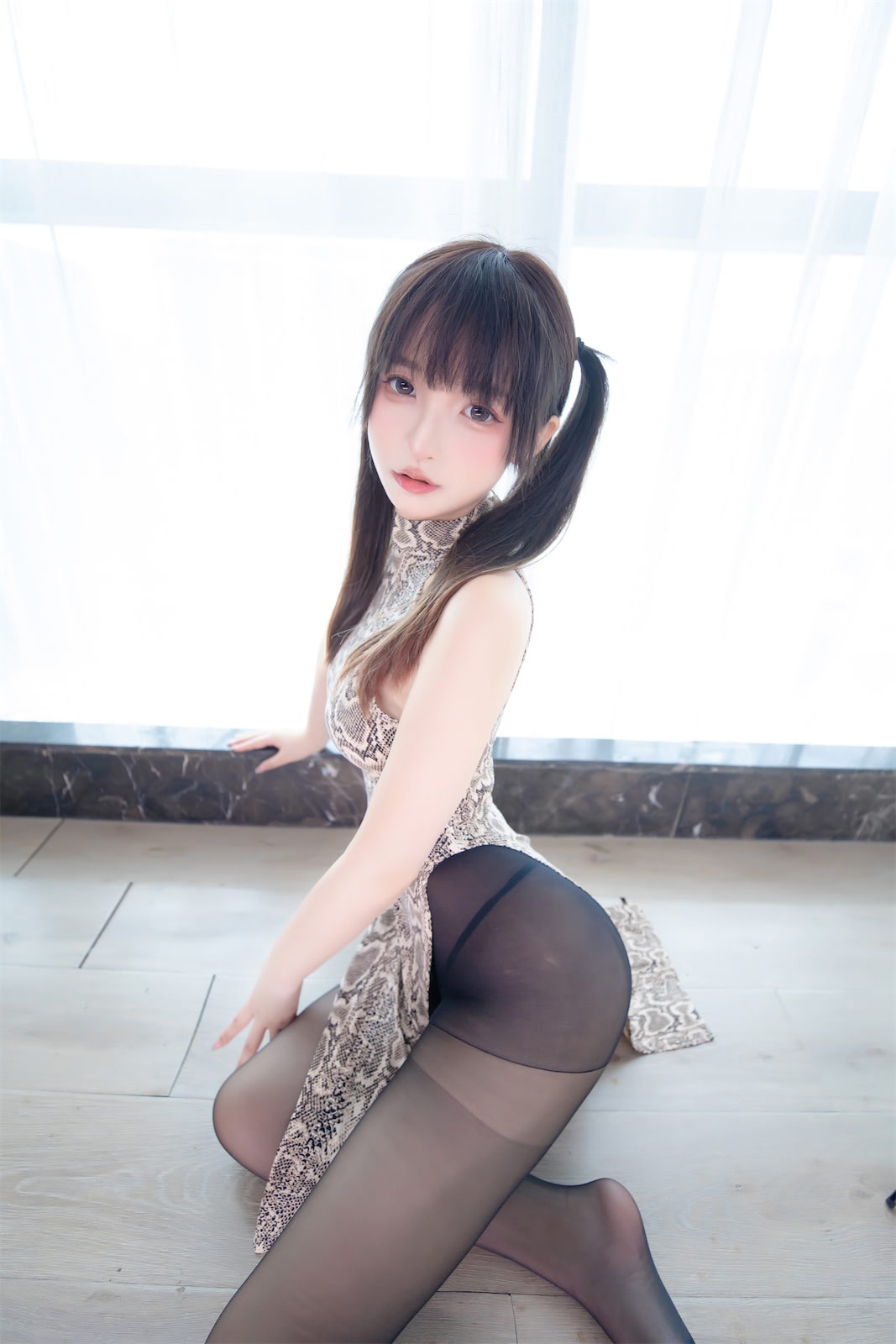 神楽坂真冬 蟒纹旗袍 26