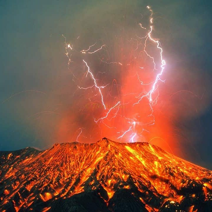 Извержение вулканов называют. Извержение вулкана Пуйеуэ 2011. Молния вулкан лава. Вулканическая молния Мартин Ритц. Грязная гроза вулканическая молния.