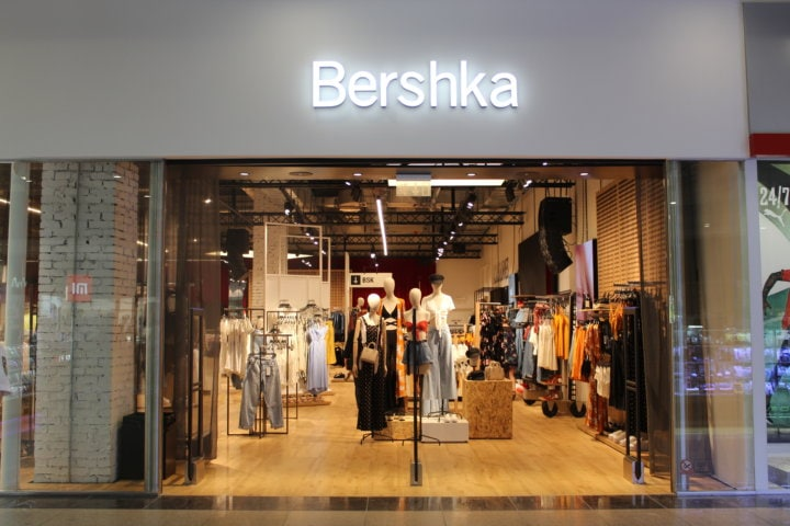 Бершка витрина. Витрина магазина бершка. Витрины магазинов Bershka. Магазин одежды Bershka.