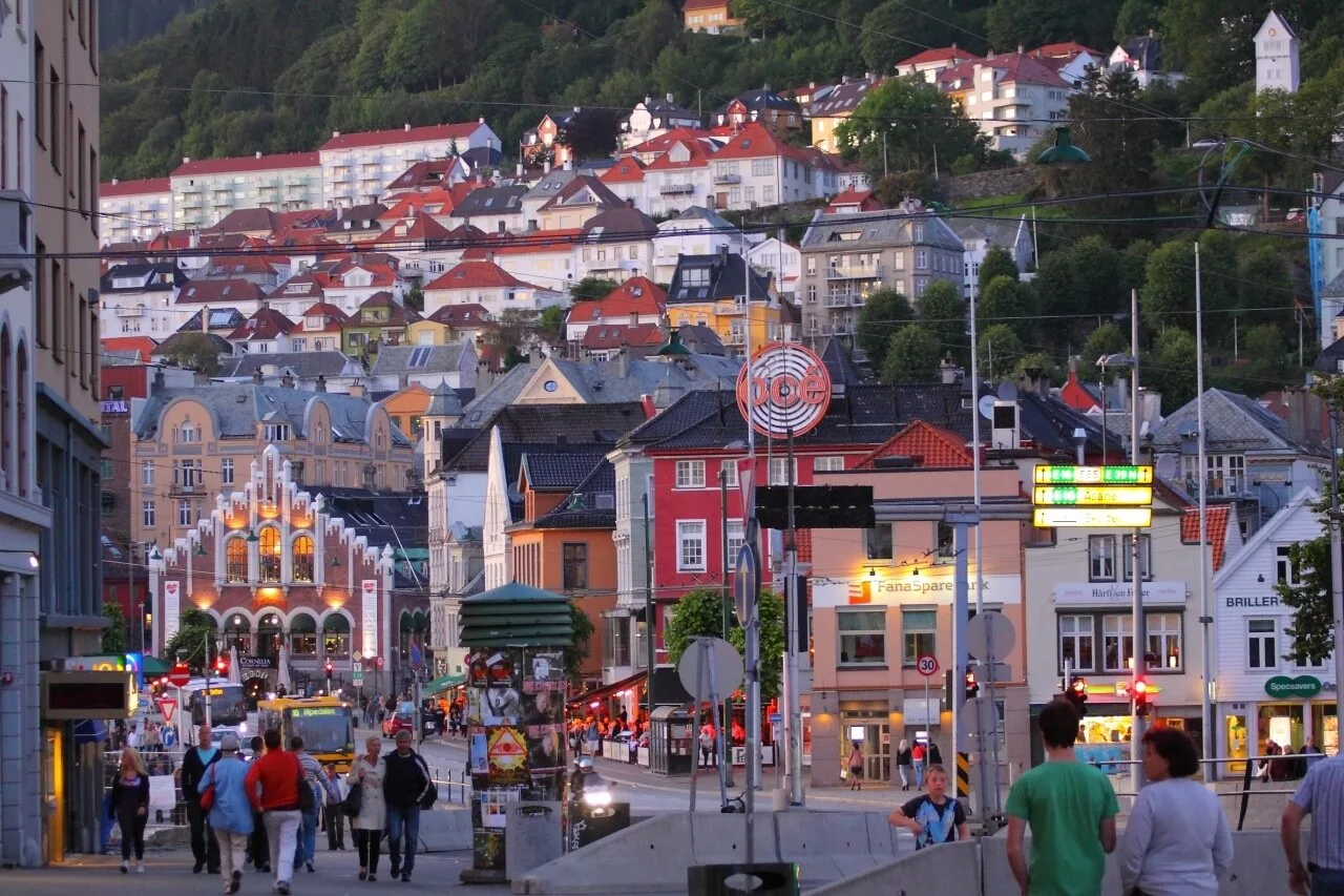 Норвегия название города. Город Шиен Норвегия. Bergen Норвегия. Осло столица Норвегии. Пригород Осло.