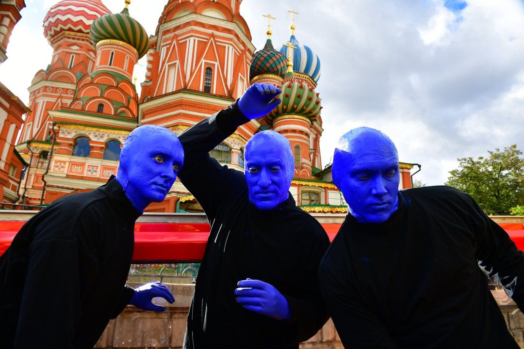 Том сини. Группа Blue man Group. Солистка группы Blue man Group. Blue man Group вокалистка. Blue man Group без грима.