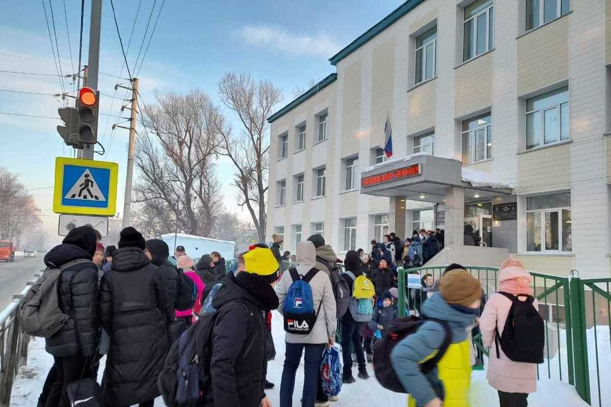 Школы Хабаровска снова заминировали с утра 