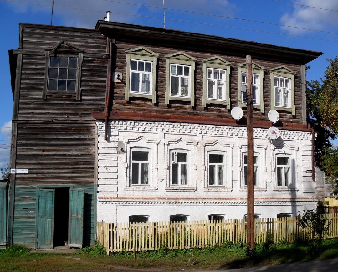 Первый дома. Купеческий дом Мариинский Посад. Дом купца погребышева Мариинский Посад. Марпосад ул Ленина дом 2. Двухэтажный каменный Купеческий дом.