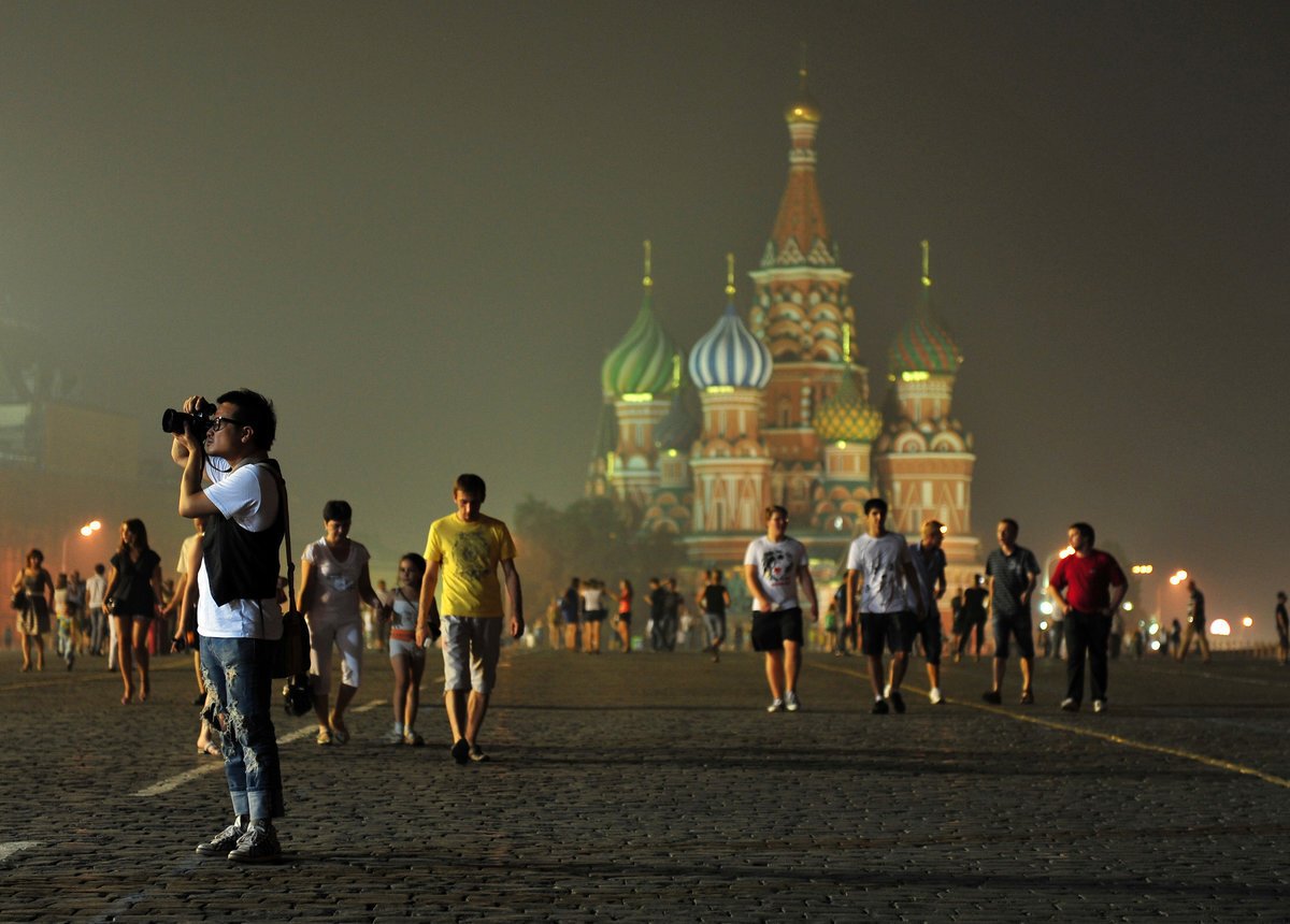 Лето 2010 россия. Москва люди. Люди в городе. Толпа туристов. Лето в городе люди.