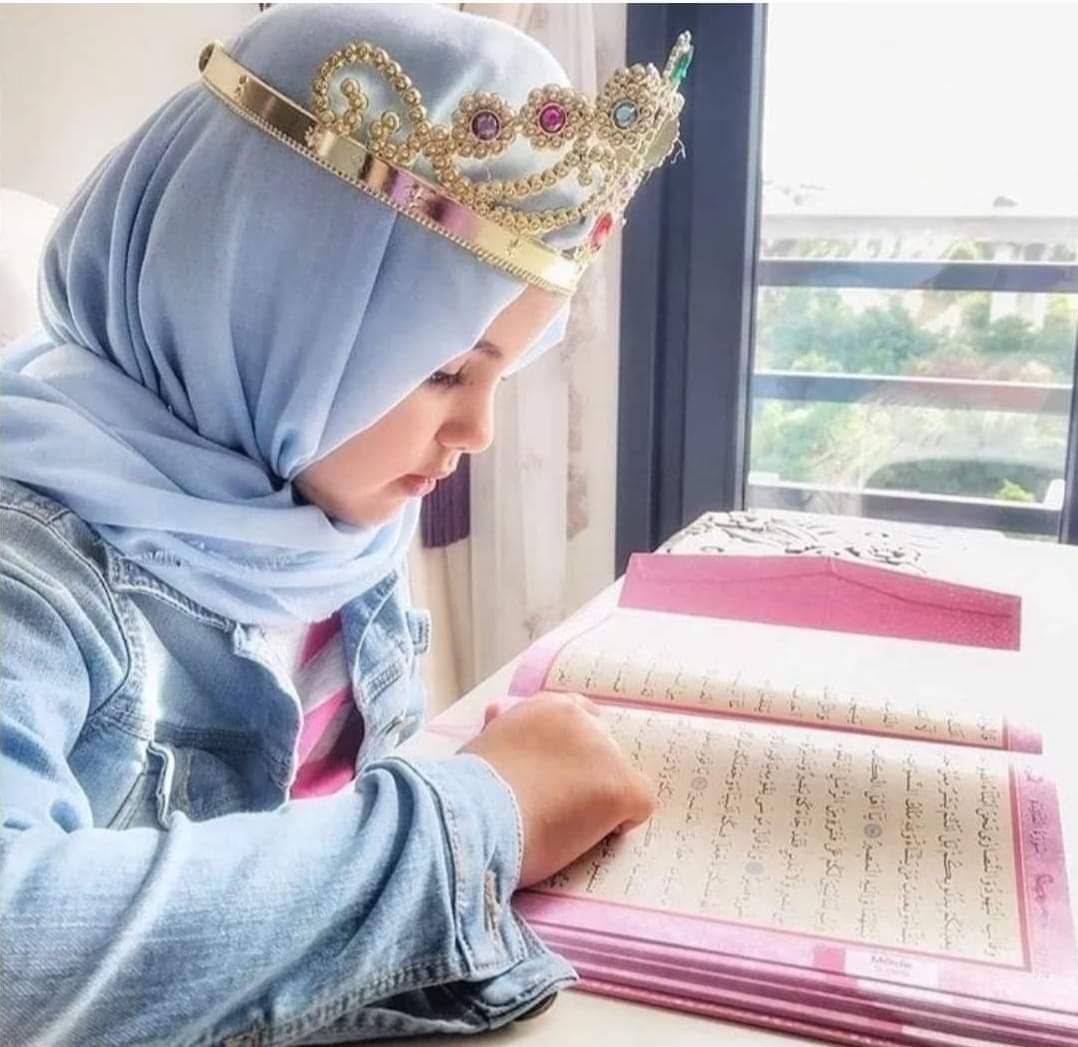 Мусульманка с Кораном в руках