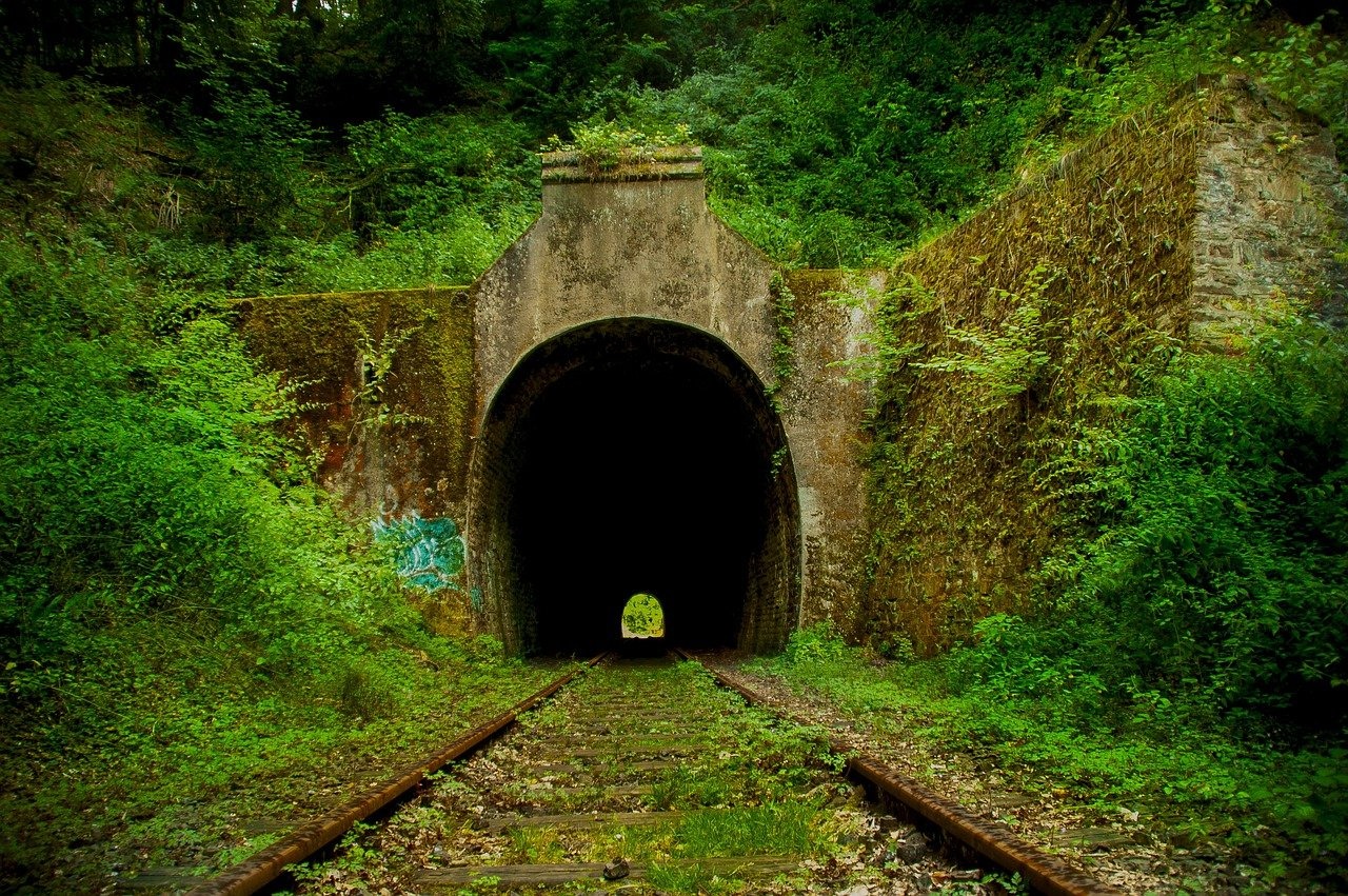 Тоннель. Заброшенный Железнодорожный тоннель. Закавказская железная дорога заброшенный туннель. Заброшенный Железнодорожный тоннель Австралия. Поезд в тоннеле.