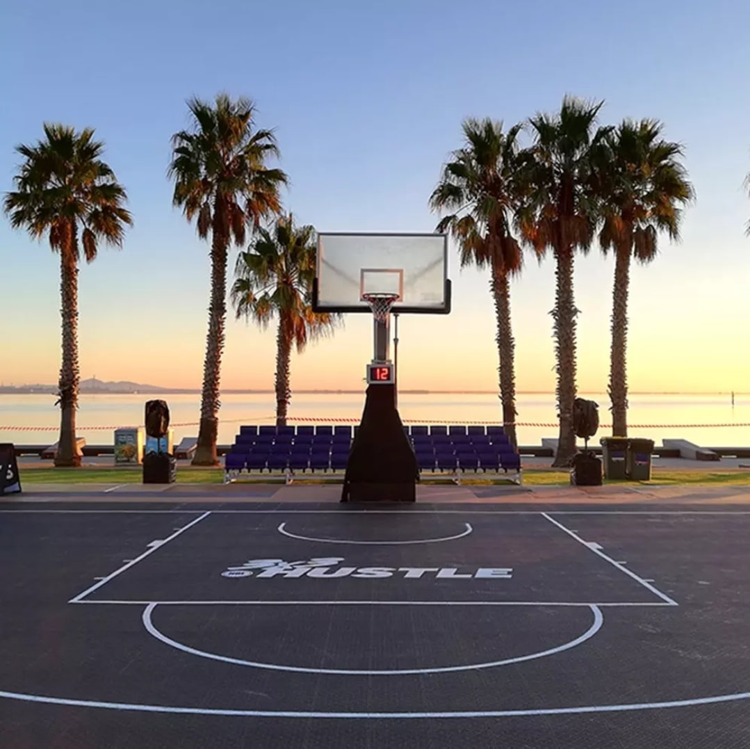 Outdoor basketball. Баскетбольная площадка Лос Анджелес. Спортплощадка Лос Анджелес. Венис Бич баскетбольный корт. Лос Анджелес баскетбол стрит.