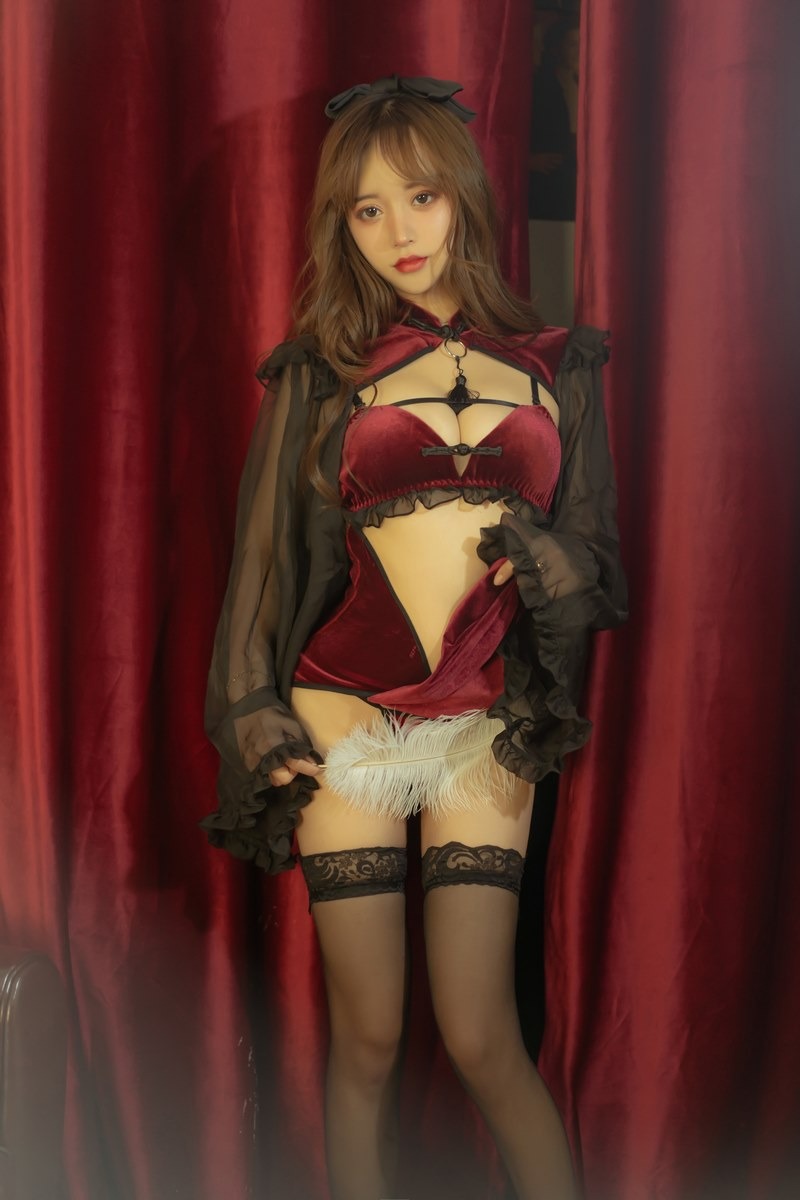 [Cos]过期米线线喵 - 红丝绒旗袍[53P] 29