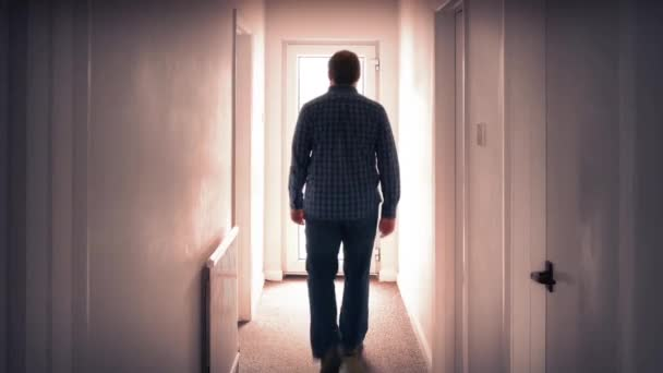 Отец заходит в комнату. Человек заходит в комнату. Человек стоит в комнате. Человек стоит в коридер. Человек рядом с дверью.