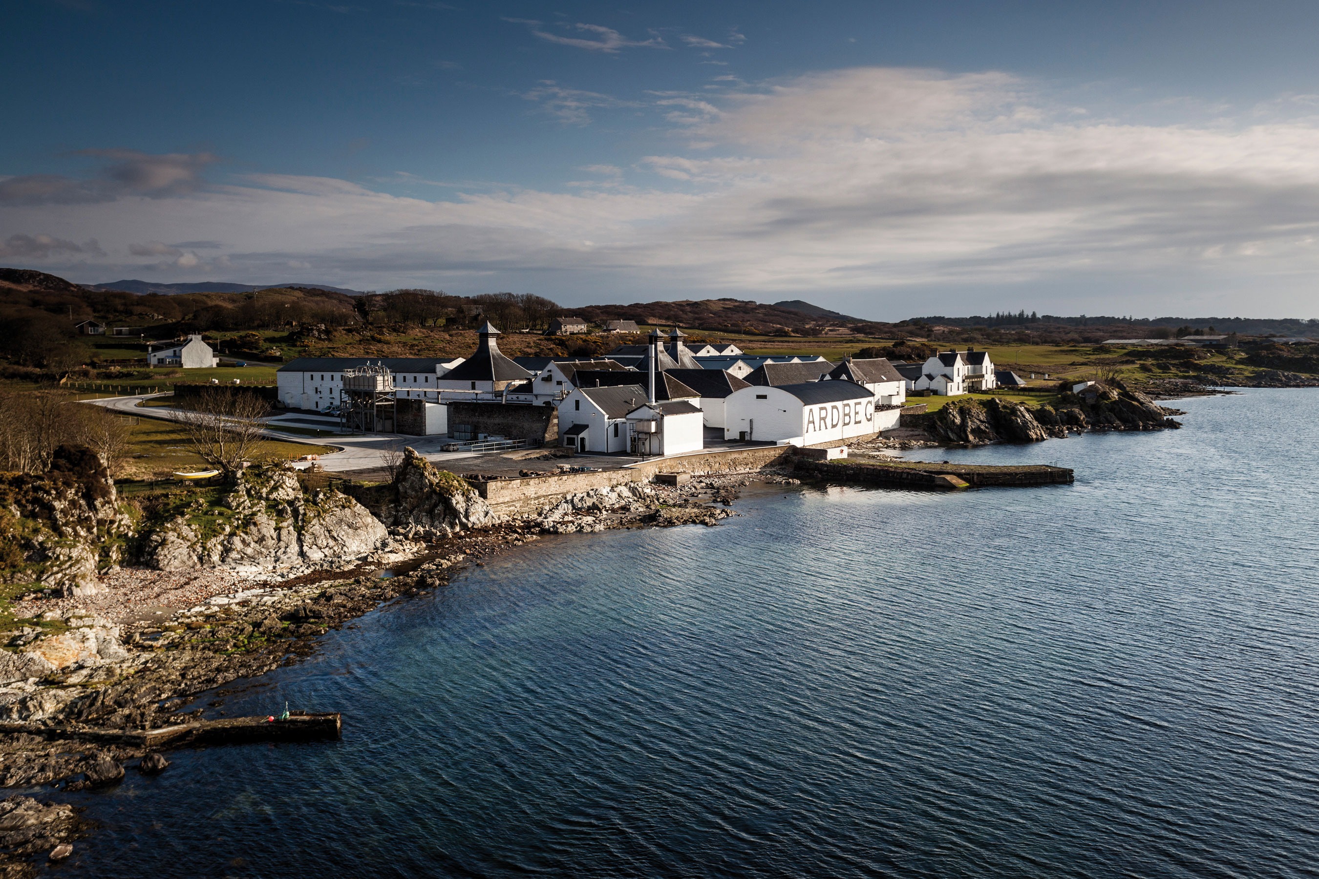 Isles islands. Остров Islay. Остров Айла Шотландия. Islay остров в Шотландии. Винокурня Ардбег.