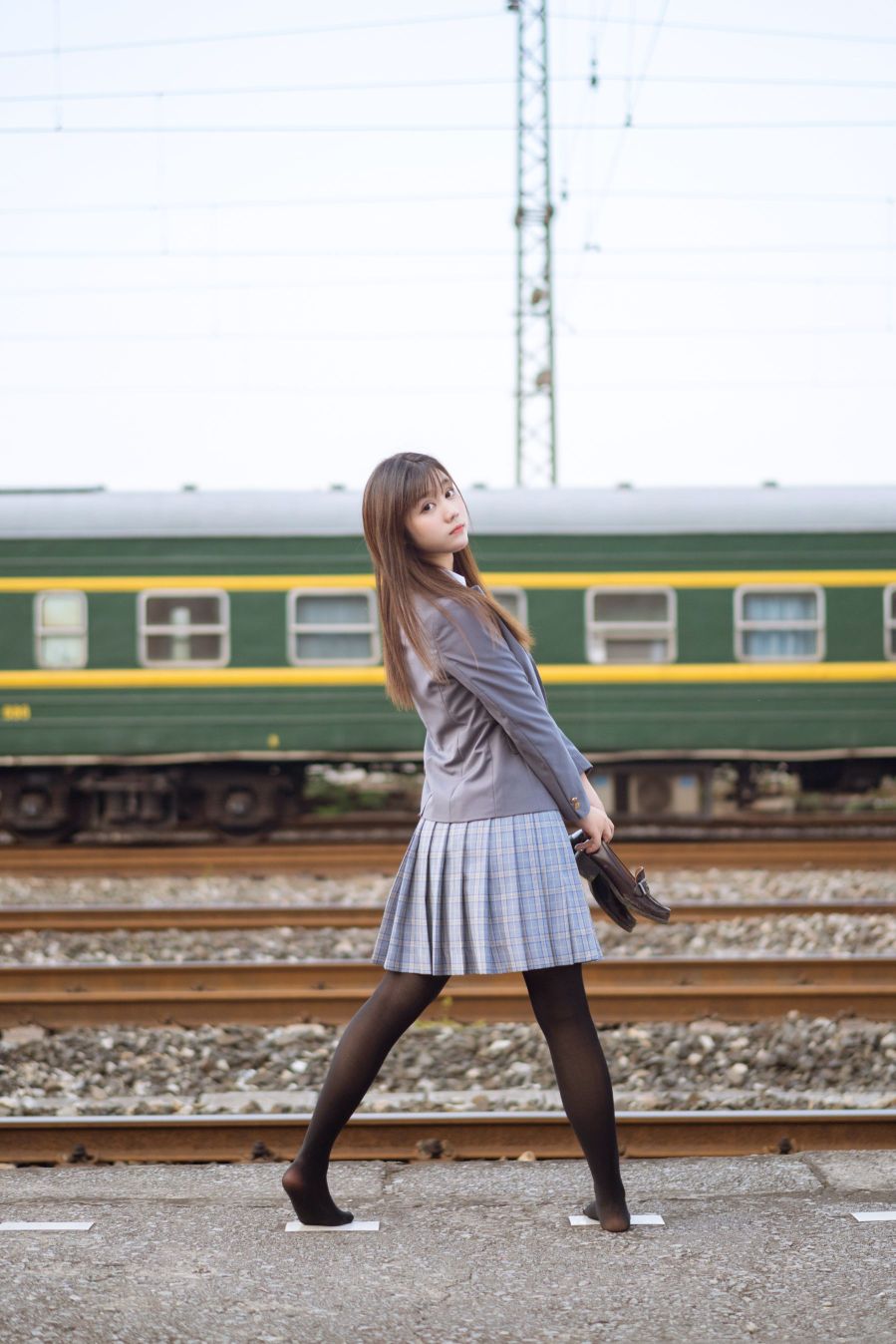 镜酱-私奔 制服[30P] 17