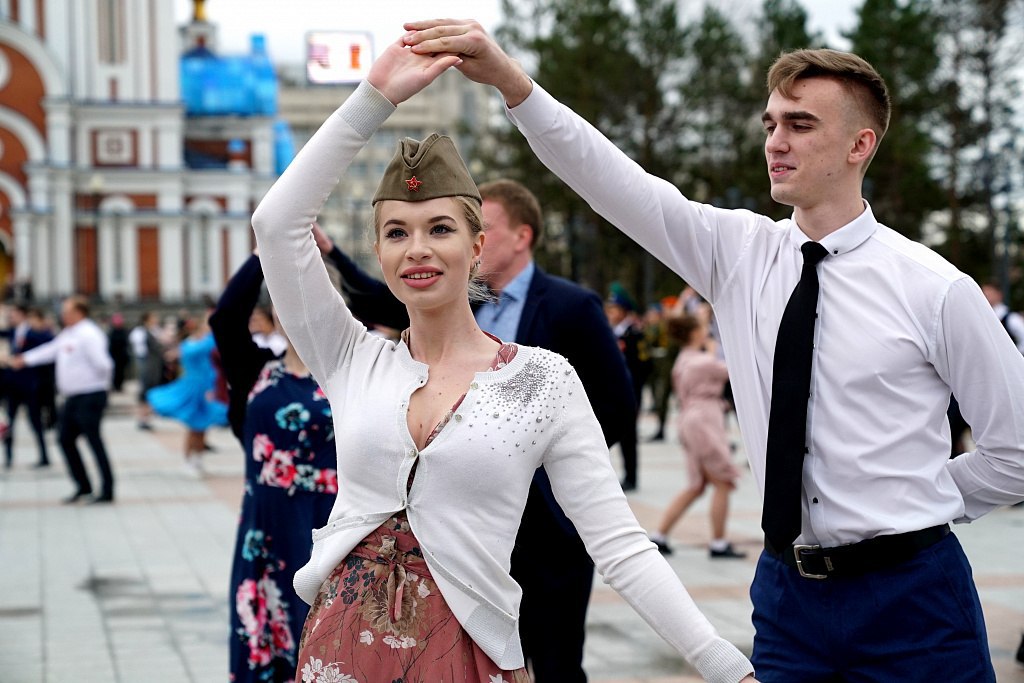 Рекордное количество пар станцевали «Майский вальс» в Хабаровске