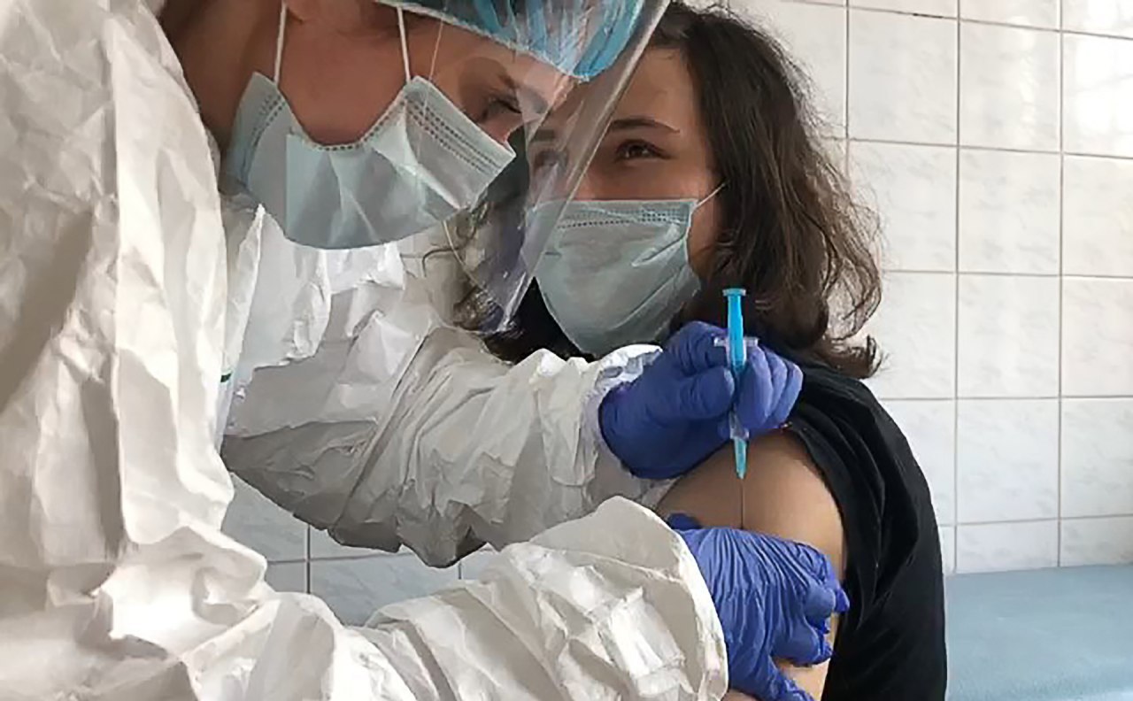 Специалисты просят Минздрав не спешить с запуском российской вакцины от коронавируса