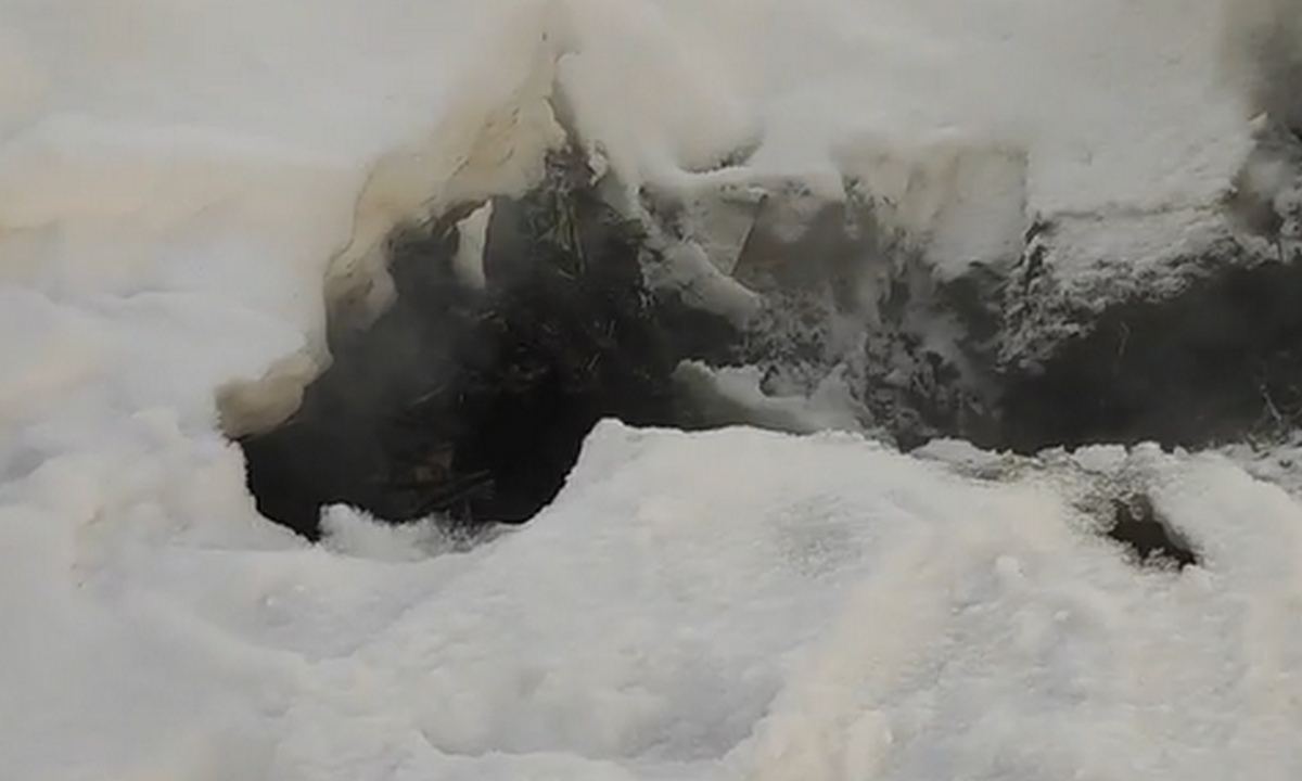 Среди сугробов и воронок в селе разрушенном. Среди сугробов и воронок.