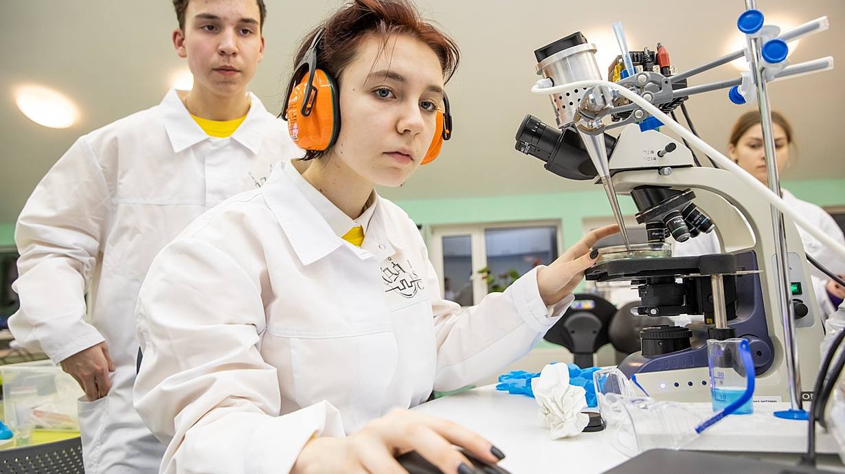 Юные исследователи науке и технике. Молодые ученые. Ученый фото. Научные лаборатории России. Молодые российские ученые.